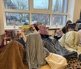 Leerlingen Amsfort College lezen voor Serious Request 2025