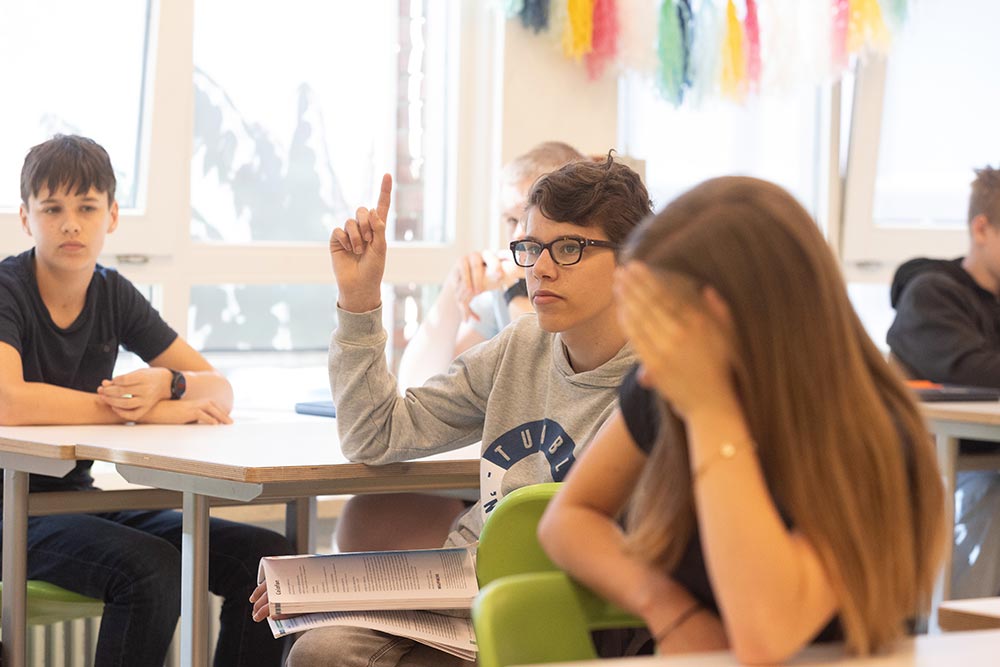 jongen-steekt-hand-op