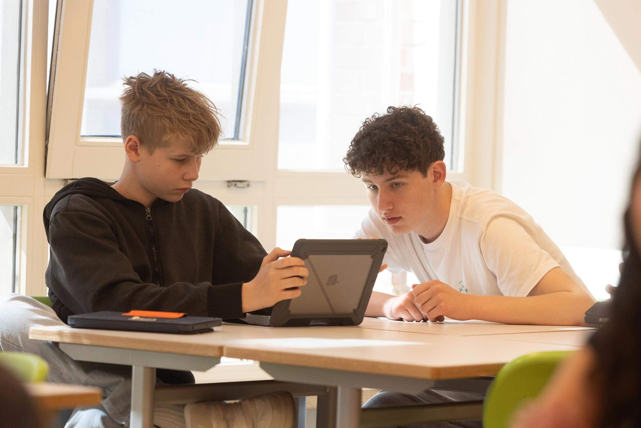 twee-jongens-werken-samen