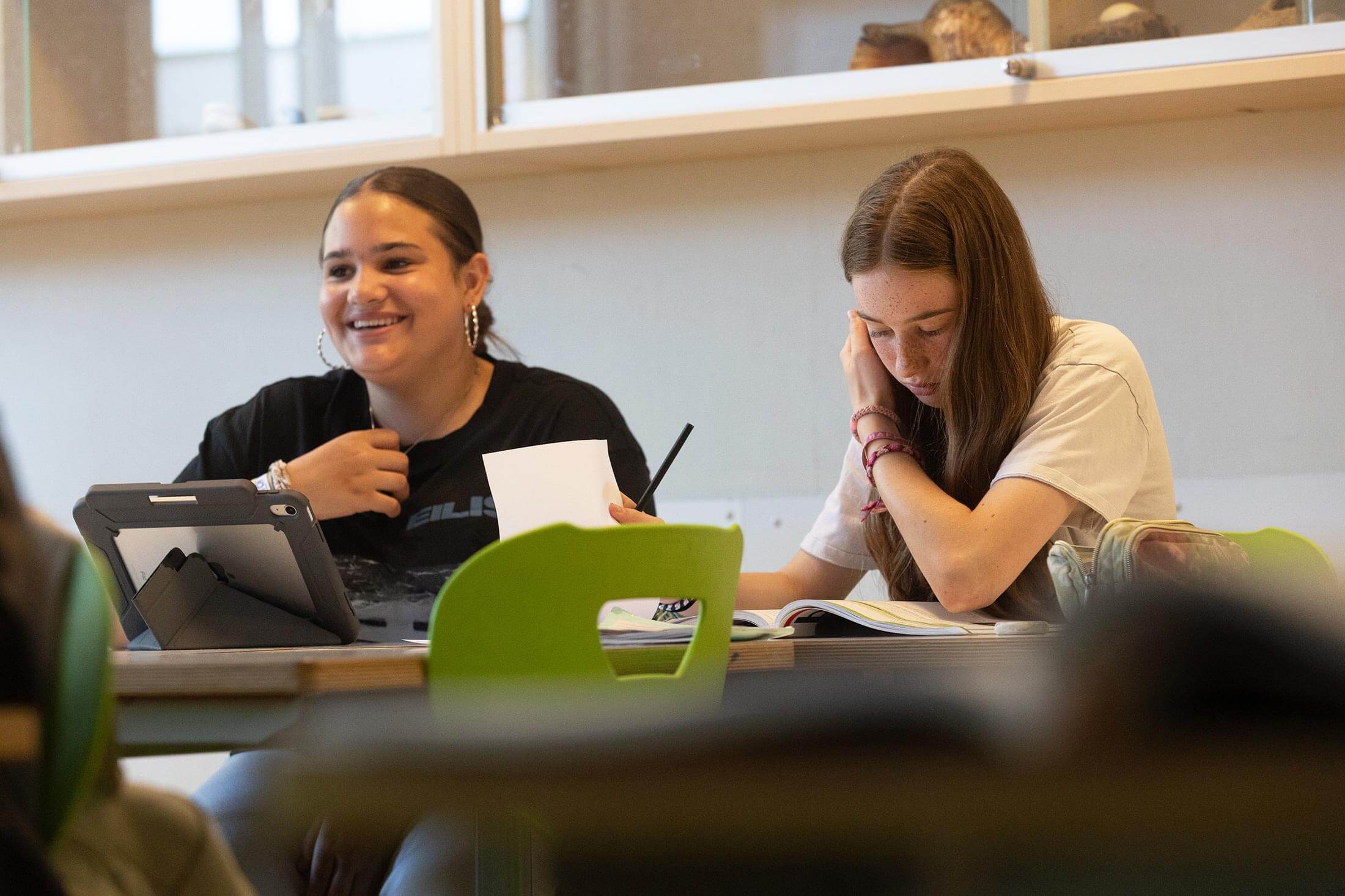 twee-meiden-in-klaslokaal