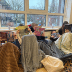 Leerlingen Amsfort College lezen voor Serious Request 2025