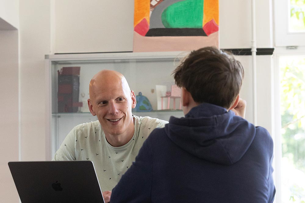 docent-in-gesprek-met-leerling